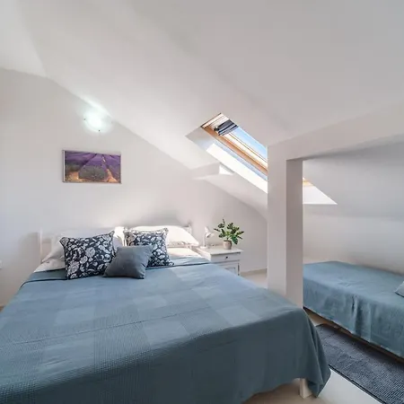 Apartment Luka's Sea View Terrace & Steps From The Mirca (Brac)