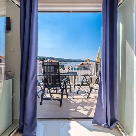 Luka's Sea View Terrace & Steps From The * Mirca (Brac)