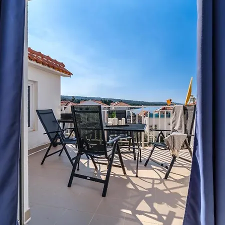 Luka's Sea View Terrace & Steps From The Apartment Mirca (Brac)